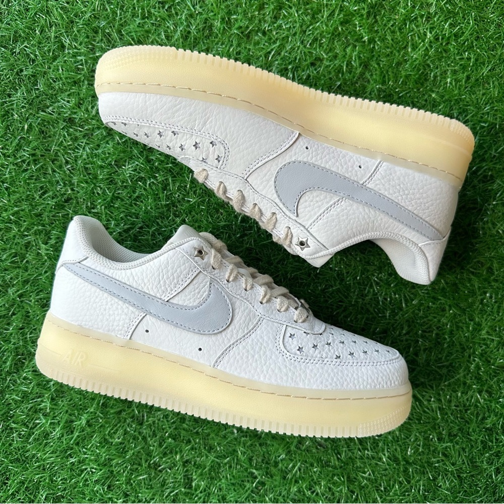 Nike Air Force 1 ‘07 Summit White / Pure Platinum Stars - Picture 2 of 8